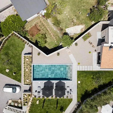Vizzani Villa *